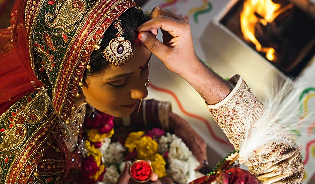 В индии на женщину на лоб. Индийская свадьба Синдур. Бинди в Индии. Бинди древняя Индия. Синдур и Мангалсутра.